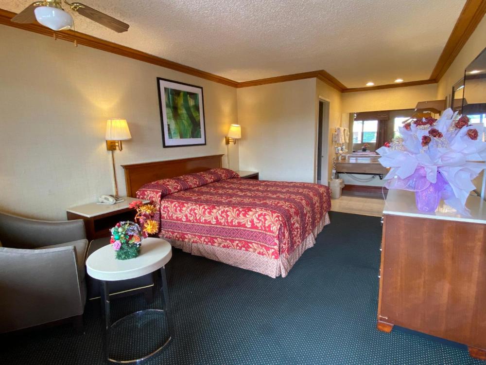 Deluxe Business King Room interior